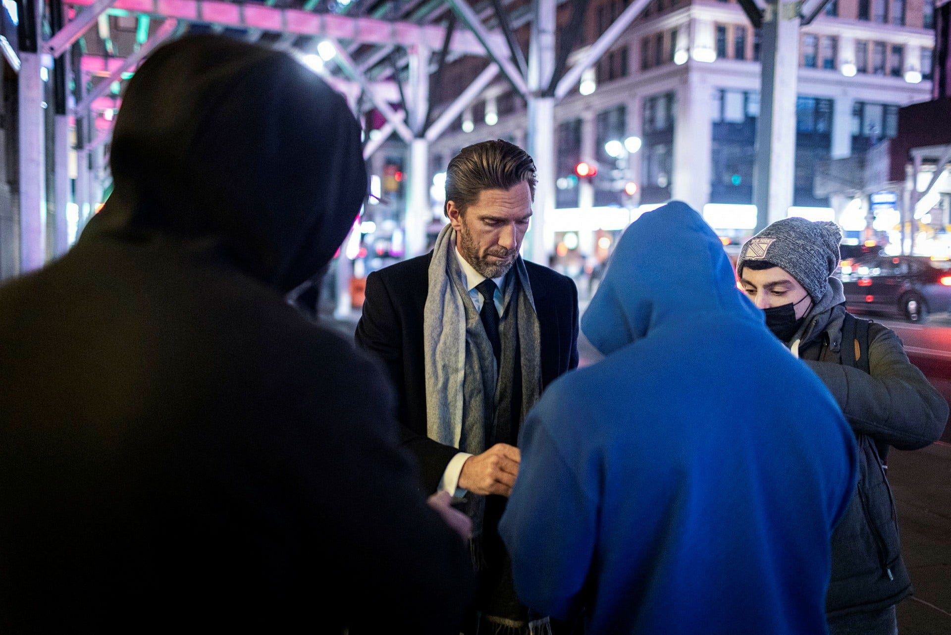 Henrik Lundqvist på väg till tv-studion mitt emot Madison Square Garden, där han tillbringade 15 år som målvakt i New York Rangers. Några fans ber om autografer.
