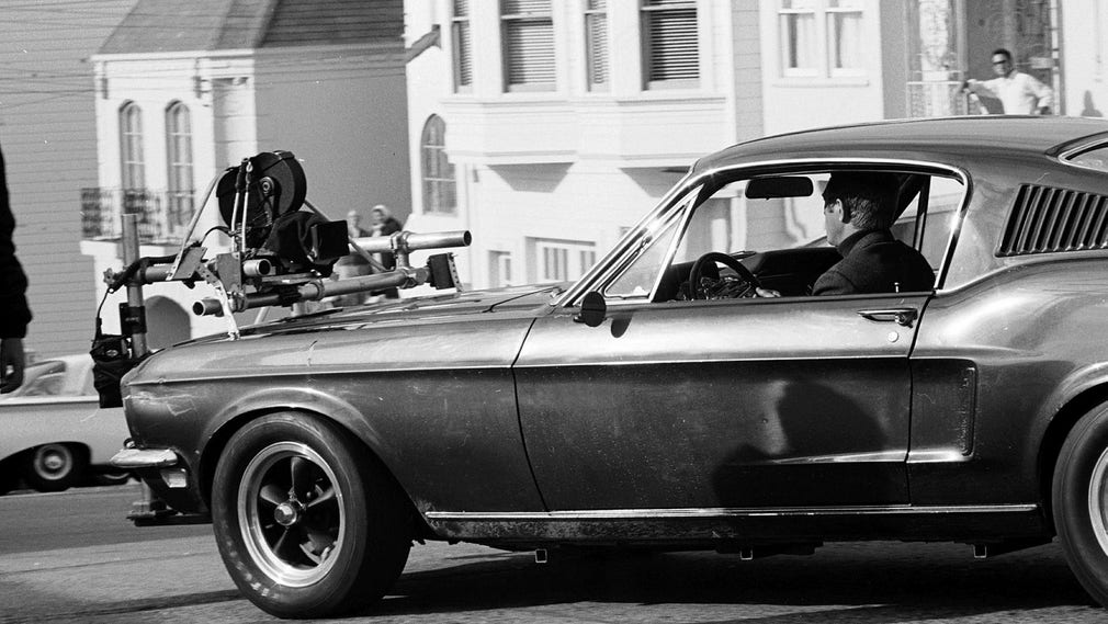 Biljakten i Bullitt är en av filmvärldens mest kända. Den tog tre veckor att filma klart. Steve McQueen satt själv vid ratten i de flesta av scenerna.