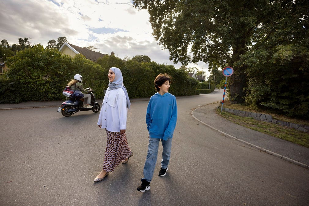 Stilla promenad nära residenset i Djursholm norr om Stockholm. ”I somras var vi i Sverige hela familjen, men nu är vi spridda över världen”, säger Enass Alshahwan.