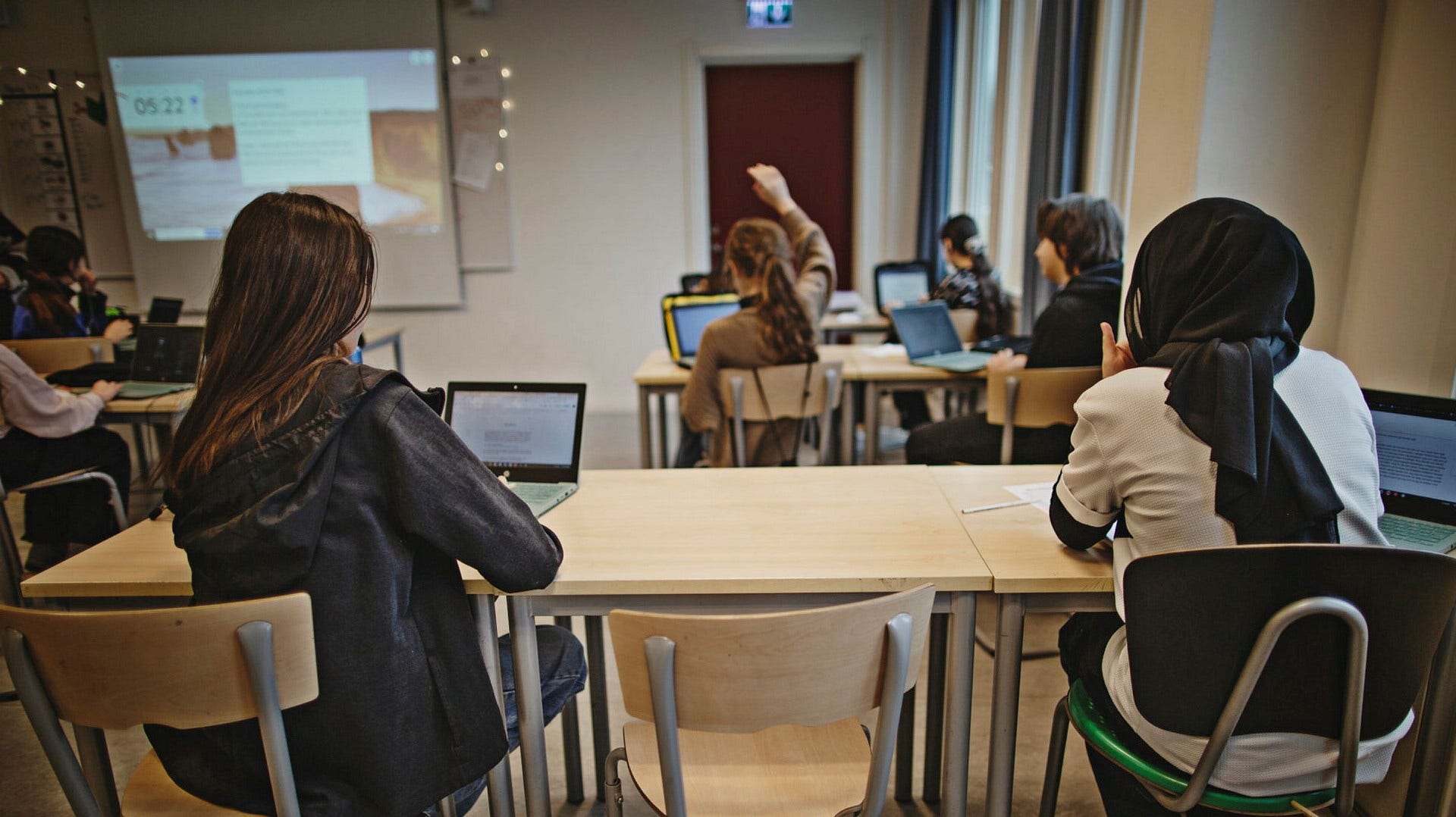 Amirs plats i klassrummet är tom. Till vänster sitter hans bästa vän Ajla. ”Jag bara grät och grät när han åkte”, säger hon.