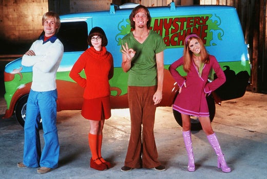 Mysteriegänget framför sitt åk ”The Mystery Machine” – från vänster Fred, Velma, Shaggy och Daphne.