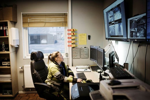 Jenny Nilsson Ranta i kontrollrummet på området där skärmar visar pågående avlastning av järnmalm från tågen.