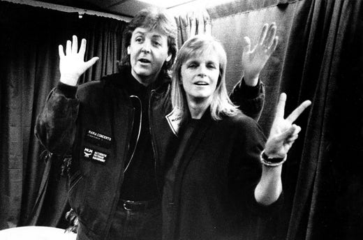 Paul och Linda McCartney bakom scenen innan en konsert i Toronto, Kanada, i december 1989.