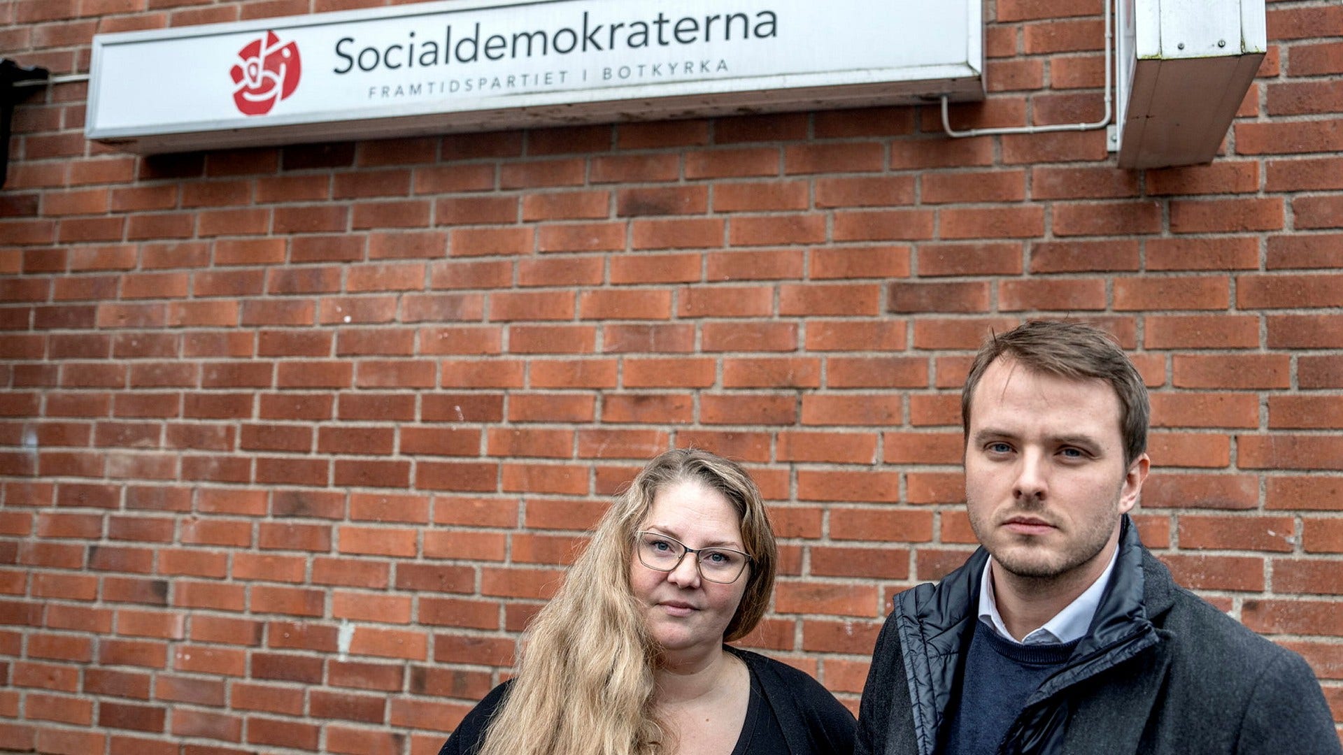 Emanuel Ksiazkiewicz och Tuva Lund har jobbat tillsammans med Ebba Östlin inom Socialdemokraterna i Botkyrka i över tio år. Nu riktar de kritik mot hennes sätt att leda partiet och kommunen.