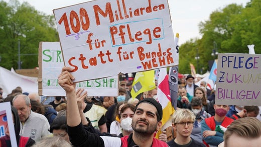 Den stora satsningen på det tyska försvaret har väckt protester. ”100 miljarder till vården istället för försvarsmakten”, stod det på ett av plakaten vid en första maj-demonstration i Berlin.