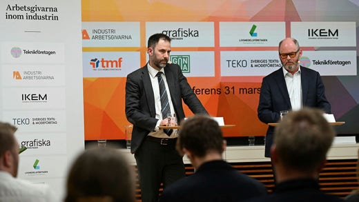 Per Widolf, förhandlingschef för Industriarbetsgivarna, och Tomas Undin, förhandlingschef för Teknikföretagen, vid presskonferensen.