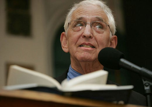 ”USA har ett stort behov av statstjänstemän med civilkurage, som kan ge oss sanningen innan nästa krig bryter ut.” Ellsberg håller tal i New Jersey i november 2005, där han uppmanar andra amerikaner att blåsa i visselpipan.