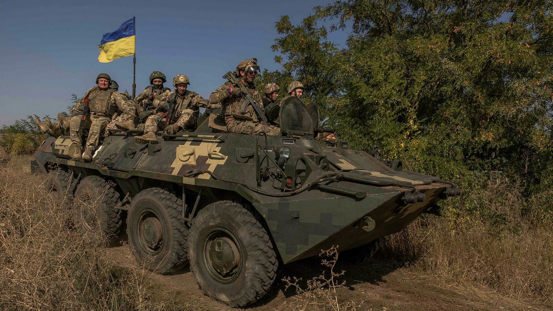 Ukrainsk militärövning i regionen Donetsk på onsdagen. Sverige kan inte bara skicka mer vapen, anser insändarskribenten.