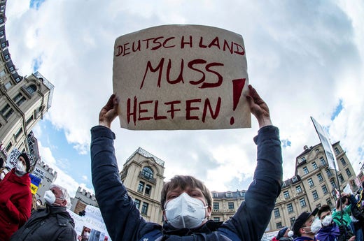 Tyska demonstranter krävde i fjol att landet skulle bistå Ukraina efter den ryska invasionen. Nu ökar pressen på förbundskansler Olaf Scholz att skicka tyngre vapen till Ukraina.
