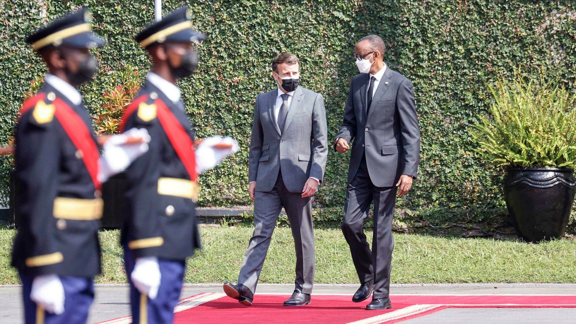 Presidenterna Paul Kagame och President Emmanuel Macron.