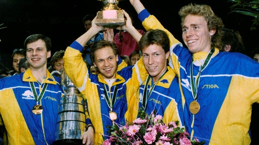 Förbundskaptenen Glenn Östh tillsammans med guldgänget Mikael Appelgren, Jan-Ove Waldner och Jörgen Persson 1989.