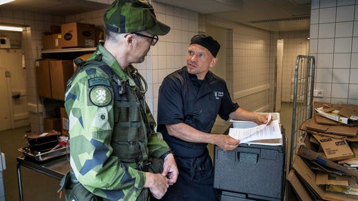 Femtio portioner soppa hämtas från kocken Mathias Eriksson i Mariekällgårdens kök av kvartermästare Peter Cederlin från Telge insatskompani.