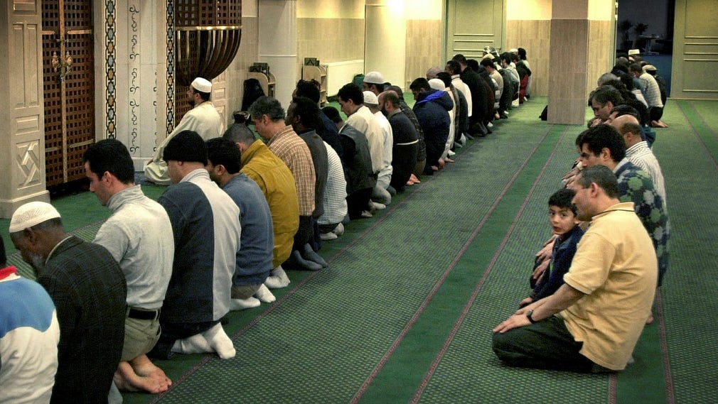 Bön i moskén på Södermalm i Stockholm på sista dagen av fastemånaden ramadan år 2000.