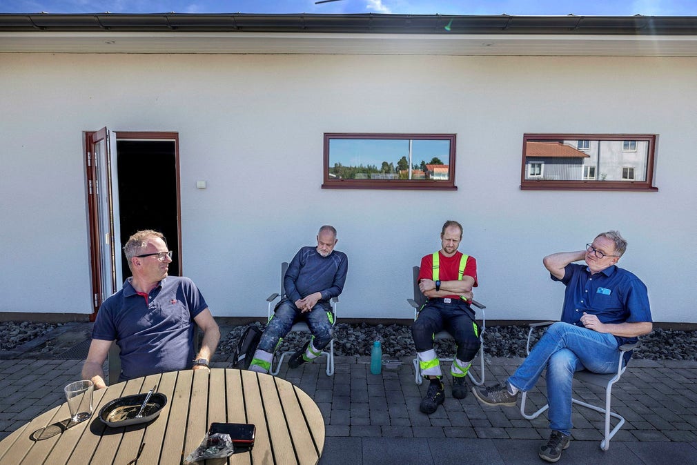 På fikarasten i Järnforsen diskuterar Ronny Erlandsson, Patrik Rydén, Joakim Munther och Hasse Sandin elkrisen. De har alla olika förutsättningar och olika åsikter om lösningar.