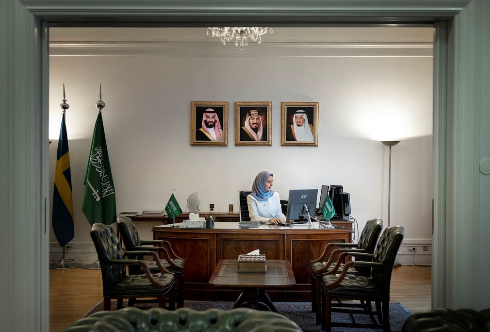 Mäktiga män bakom ryggen. Precis som på svenska ambassader hänger porträtt av statsöverhuvudena på Saudiarabiens ambassad: kronprins Mohammed bin Salman, kungarikets grundare Ibn Saud och kung Salman.