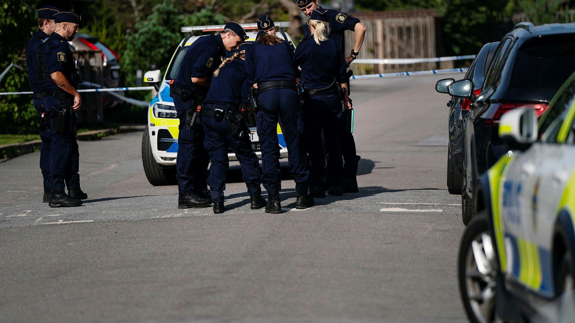 Polisen på plats efter att en 60-årig kvinna skjutits i Uppsala.