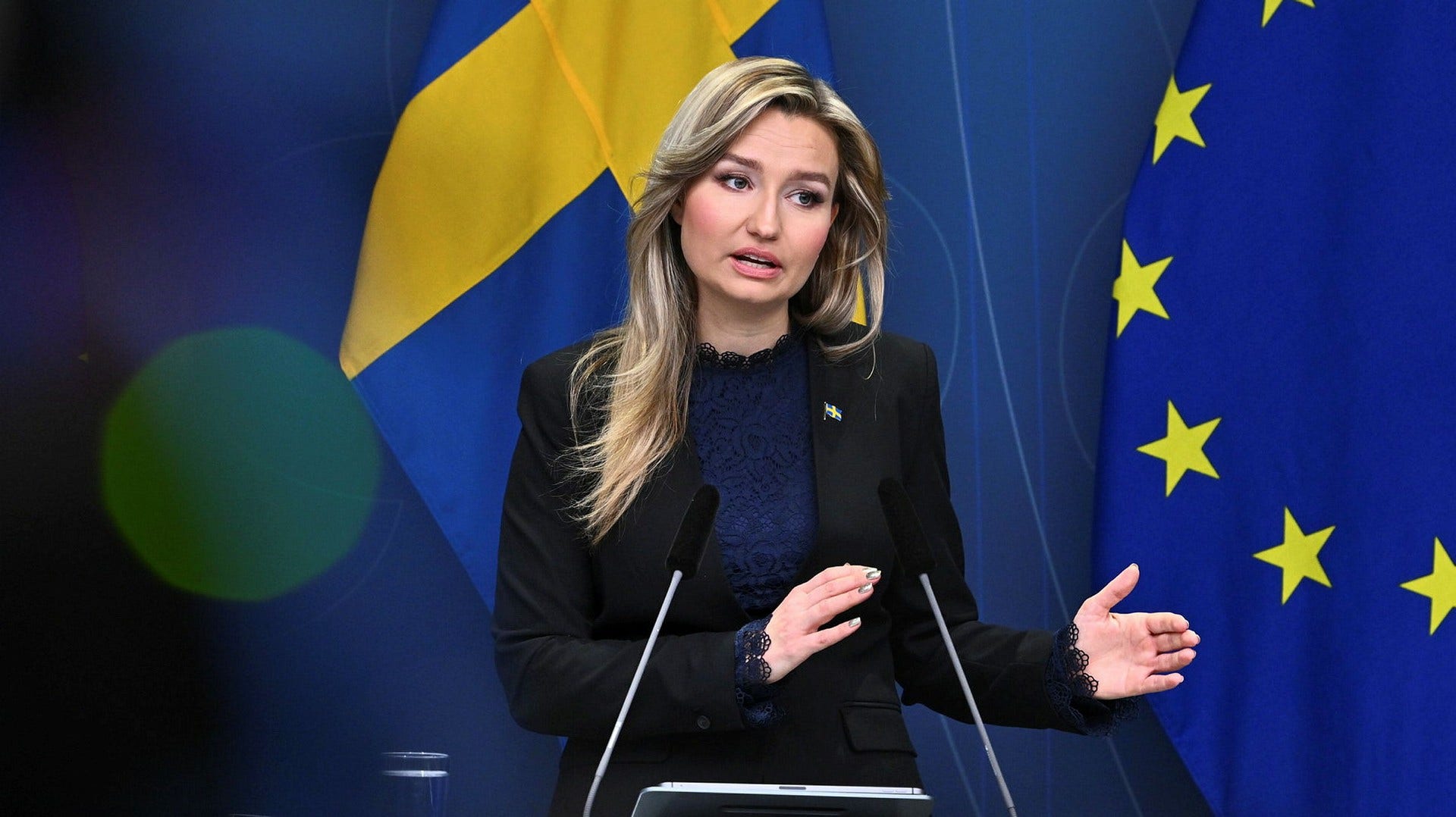 Energi- och näringsminister Ebba Busch (KD) på en presskonferens den 22 december i fjol om elstödet. Men det är upprörande att hundratusentals kronor betalats ut i elstöd och nu borde Försäkringskassan agera, anser insändarskribenten.