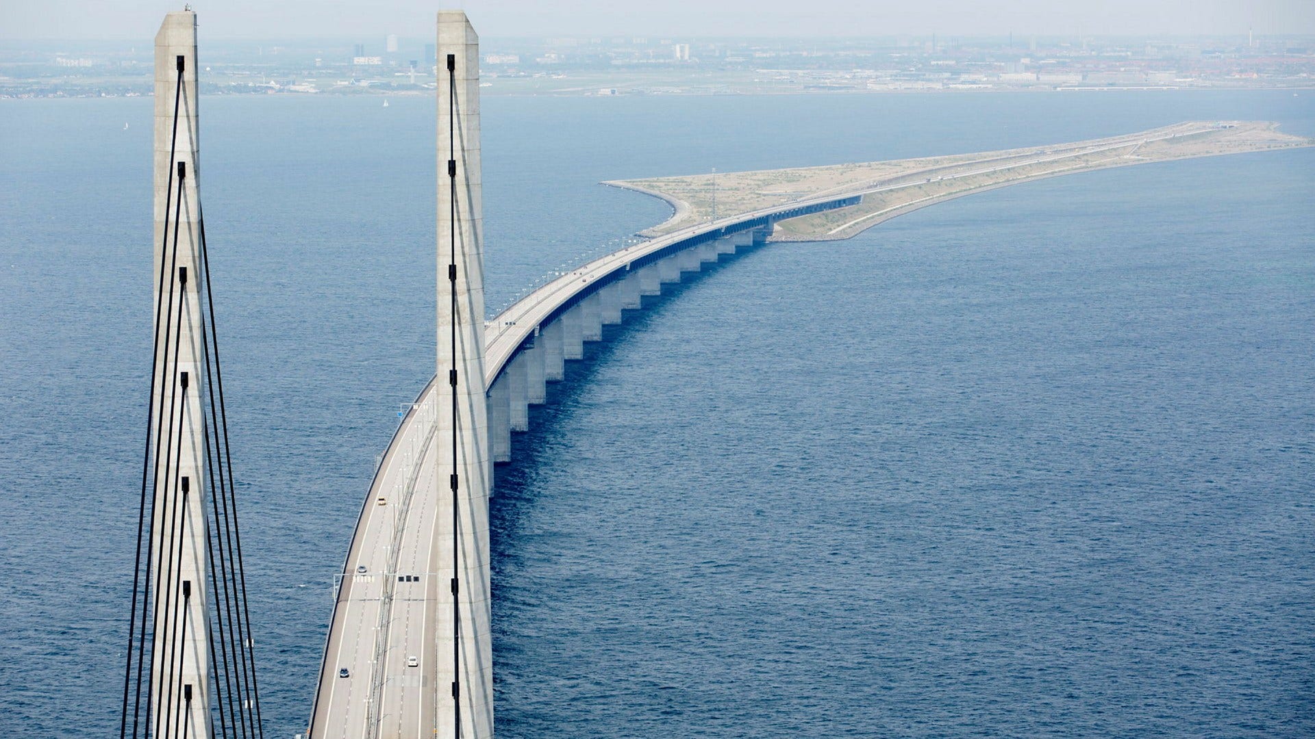 Inga bilar kunde vid lunchtid köra på Öresundsbron mot Danmark. Bilden är från ett annat tillfälle.