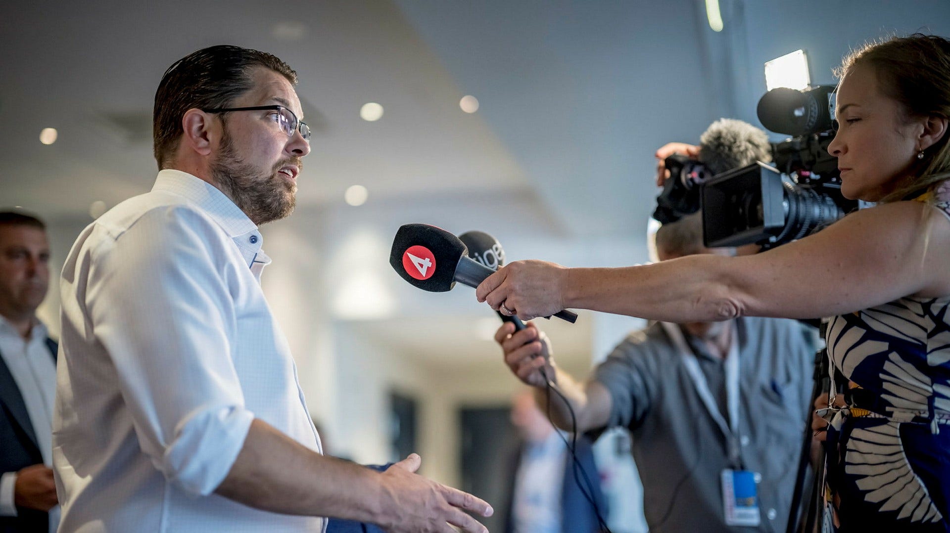 Sverigedemokraternas partiledare Jimmie Åkesson möter journalister efter Expressens stora partiledardebatt.
