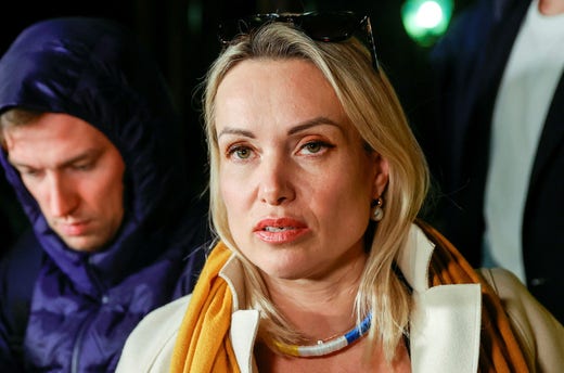 Tv-producenten Marina Ovsiannikova tog avstånd från kriget i den ryska propagandakanalen ”Första kanalen”.