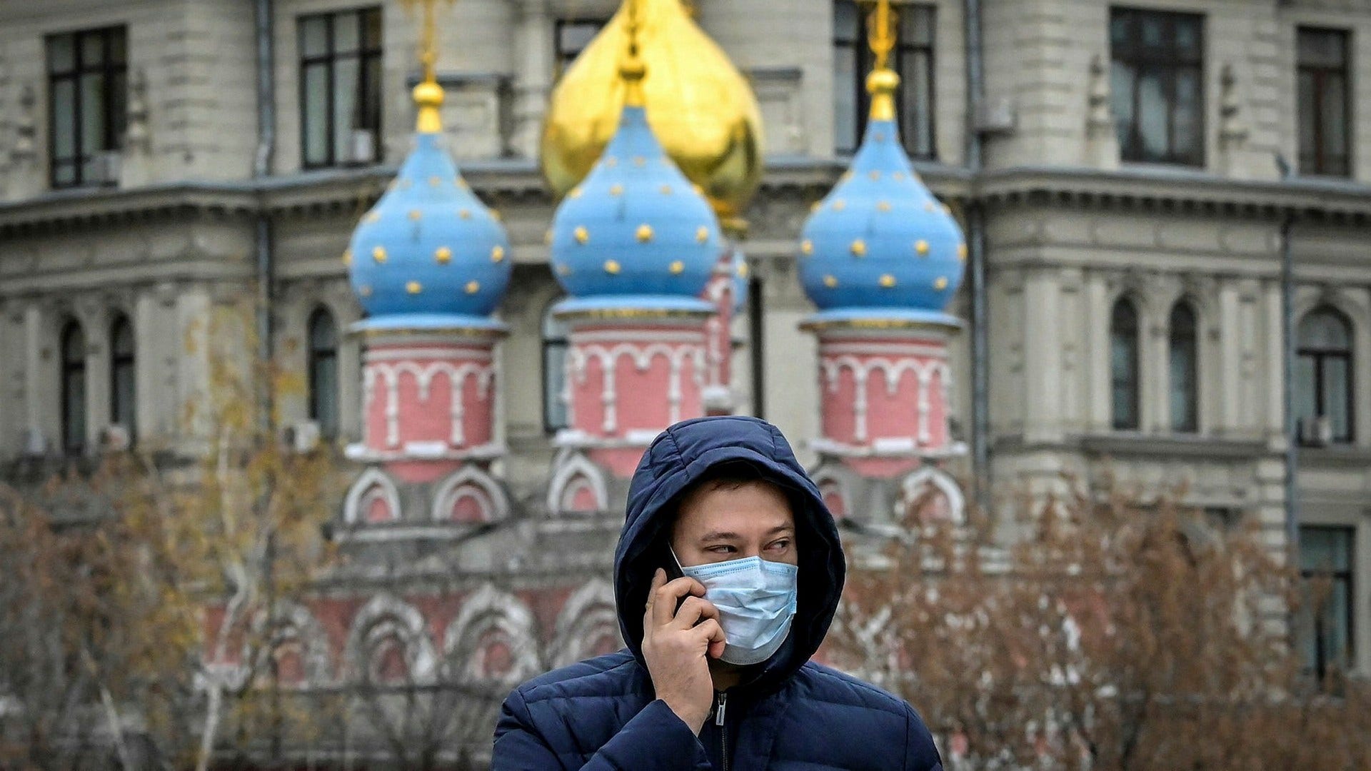Man med ansiktsmask i Moskva på onsdagen.