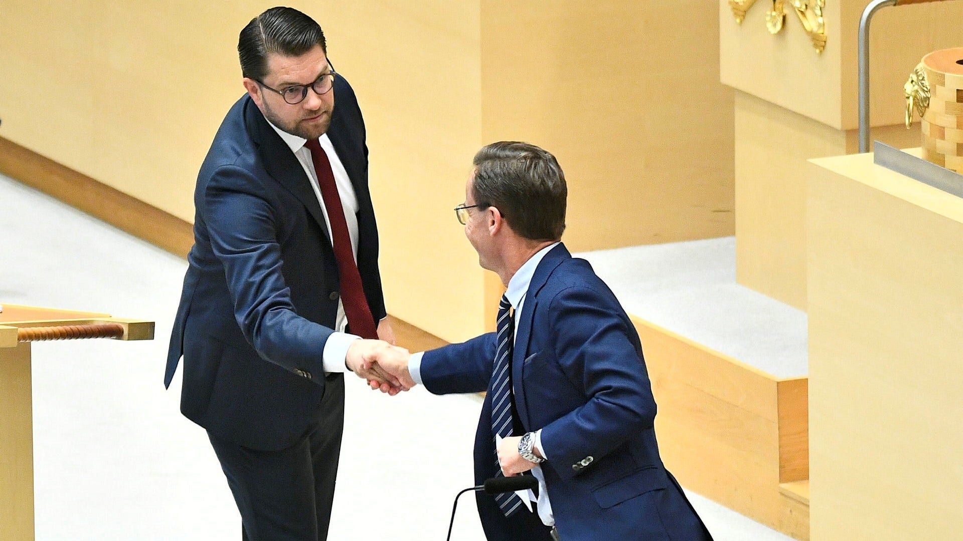 Jimmie Åkesson (SD) och Ulf Kristersson (M) skakar hand efter en partiledardebatt i riksdagen.