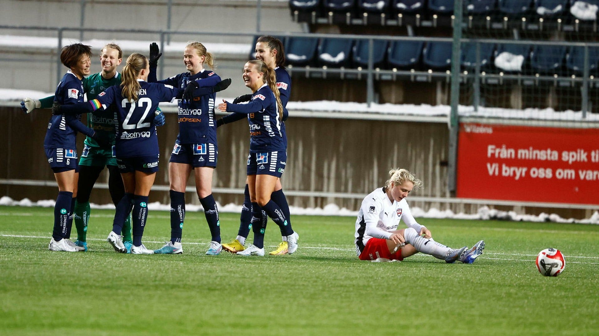 Linköpings spelare jublar medan Rosengårds Emilia Larsson deppar.