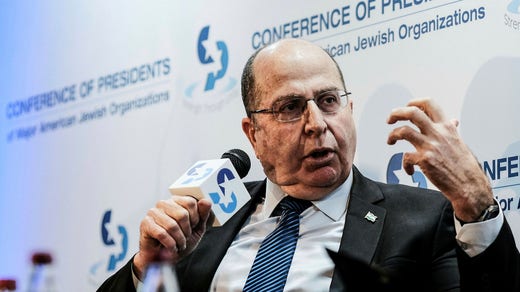 Moshe Ya'alon, ministro della Difesa in uno dei precedenti governi di Netanyahu, è critico nei confronti della sfilza di leggi che il governo sta pianificando riguardo, tra le altre cose, all'indipendenza della magistratura.