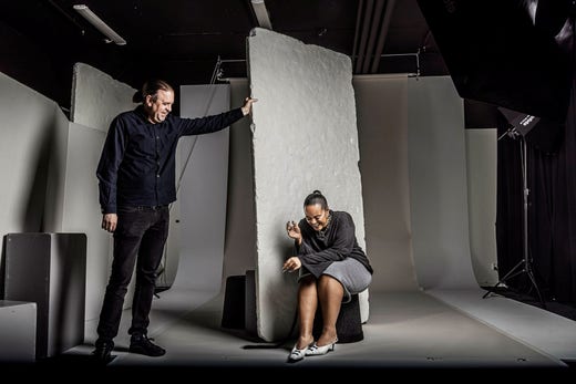Jonas Wikström från Universal publishing assisterar under fotograferingen i DN:s studio.