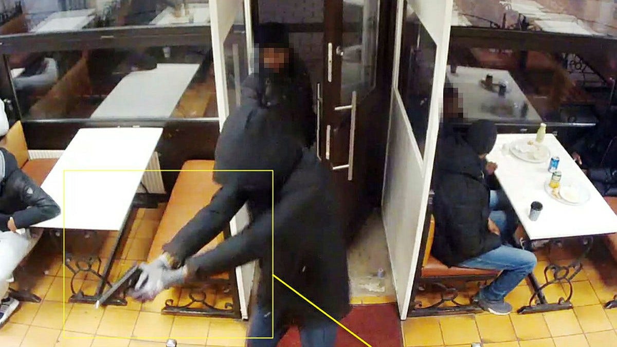 I januari 2018 mördade en då 16-årig pojke en man på en pizzeria i Rinkeby. Pojken dömdes för mord till tre års ungdomsvård. Det är också det enda av de 17 mord sedan dess i den blodiga gängkonflikten i Järvaområdet som har klarts upp.