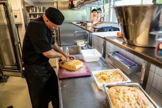 ”Focaccia är praktiskt för man behöver inte ha smör till om man är ute i fält. Den här är gjord på svensk rapsolja”, säger Mathias Eriksson.
