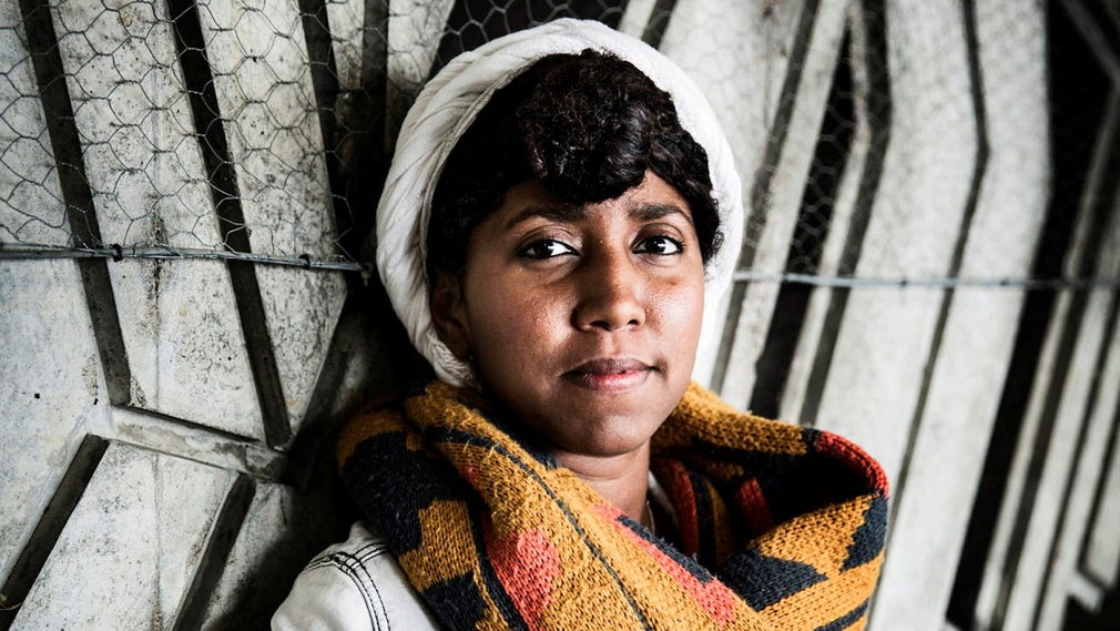 Hana Al-Khamri har jobbat som journalist och skrivit för bland annat Dagens Nyheter, Svenska Dagbladet, Al Jazeera och The Washington Post. Förra året kom hon ut med boken ”Väluppfostrade kvinnor skriver sällan historia: om att vara kvinna och journalist i det könssegregerade Saudiarabien.”