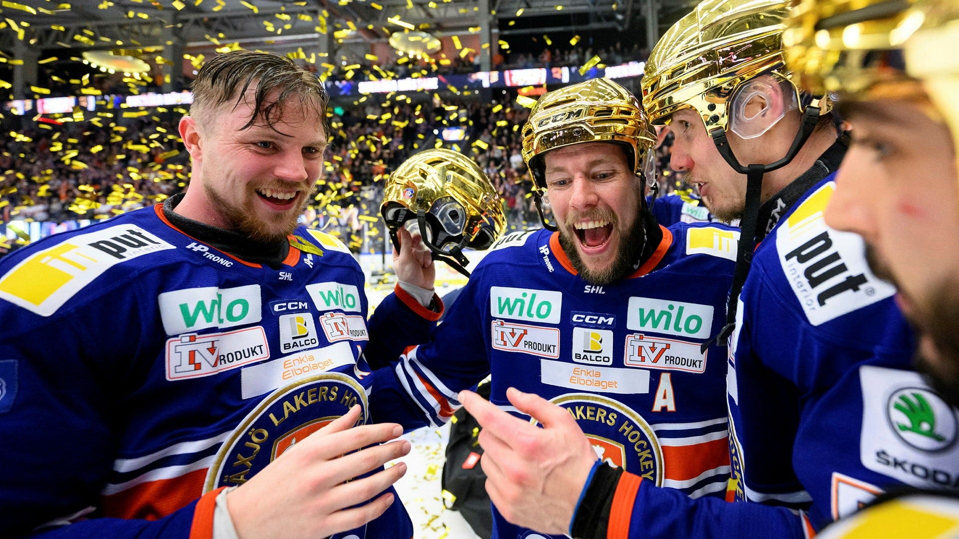 Robert Rosén i mitten jublar med lagkompisarna efter att Växjö säkrat sitt fjärde SM-guld.