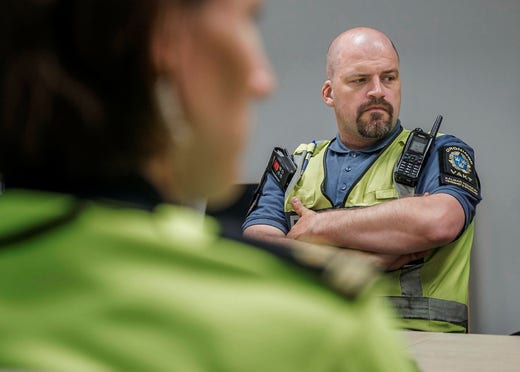 Under skolavslutningskvällen samarbetar fältare, polisen, polisens volontärer och kommunens väktare. Mikael Darell är en av två väktare som är med på kvällens avstämningsmöte.