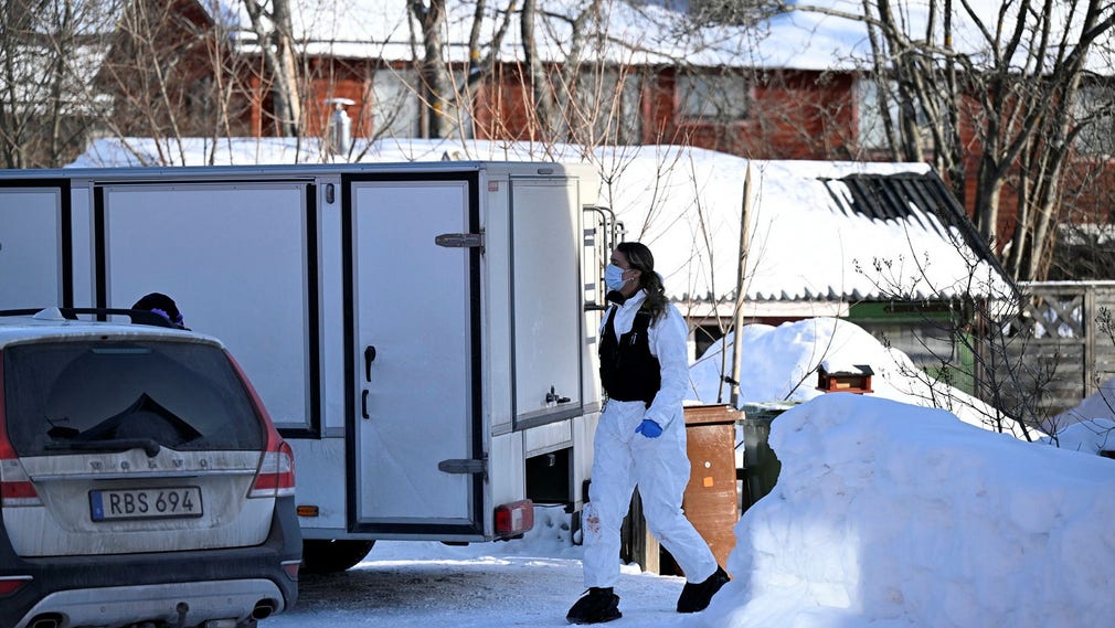 Polisens tekniker på plats efter dubbelmordet i Luleå.