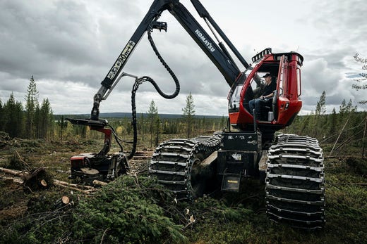 Stefan Stenberg hade en dröm om att övergå till ett hyggesfritt och mer klimatsmart skogsburk. Nu är en stor del av hans skog borta och kvar är ett stort hygge.