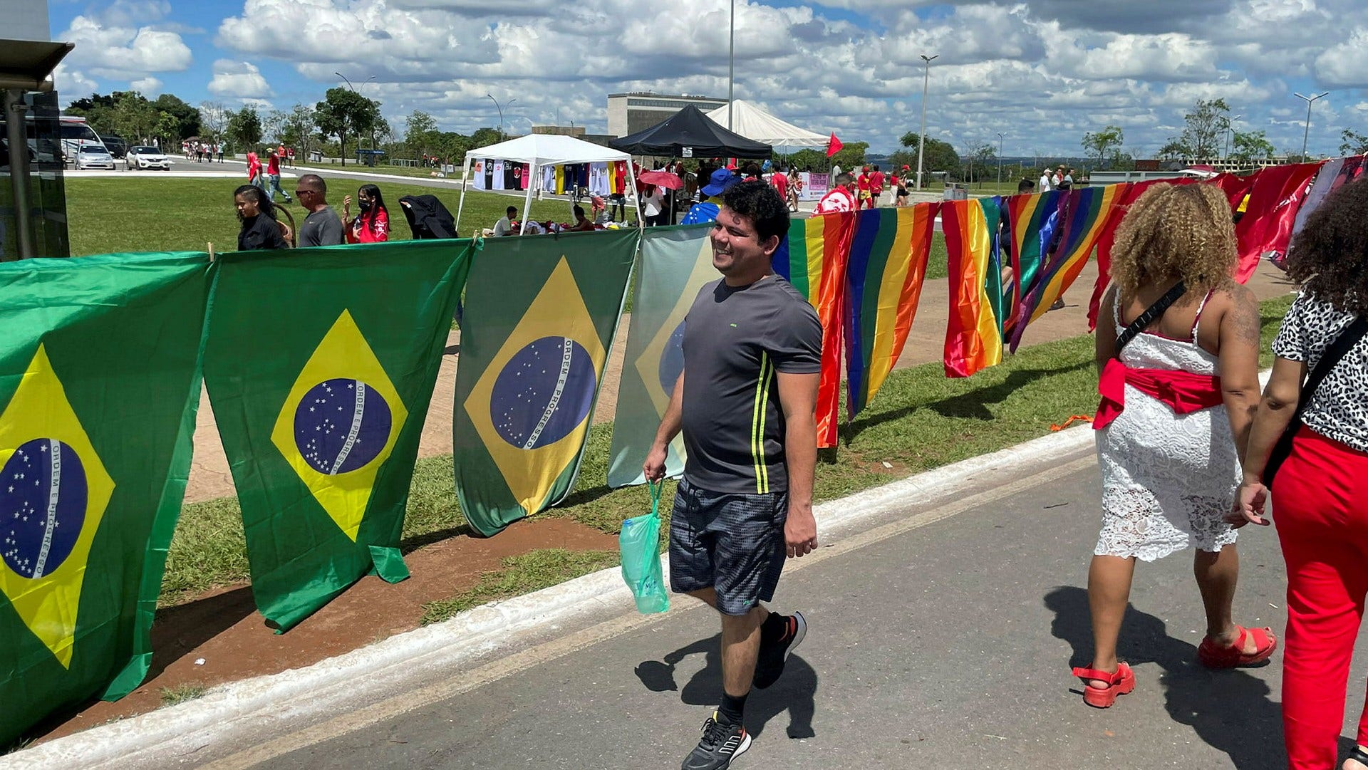 Lula-tilhengere prøver å ta tilbake det brasilianske flagget fra Bolsonaros høyrenasjonalistiske bevegelse.