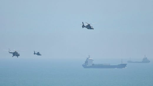 Kinesiska militärhelikoptrar flyger över ön Pingtan som är en av Kinas punkter närmast Taiwan.