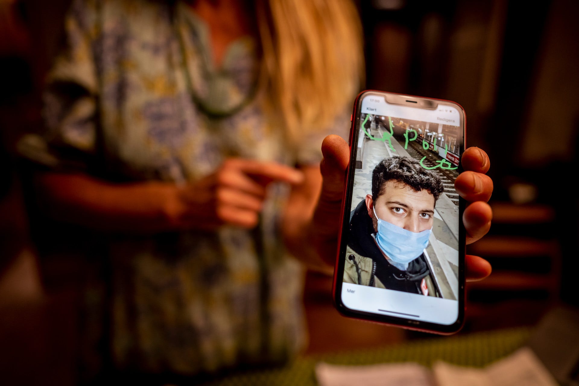 Ali har skickat en selfie till Eva från Tyskland, med en polis bakom sig i bild. I Tyskland är Ali inte lika rädd för polisen. ”Tyska poliser kollar inte id-kort lika ofta som i Sverige”.