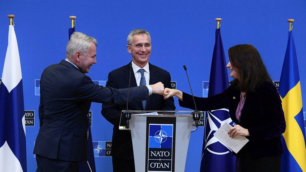 Natos generalsekreterare Jens Stoltenberg ser på när Finlands och Sveriges utrikesministrar Pekka Haavisto och Ann Linde hälsar på varandra med knogen vid en pressträff i januari i år.