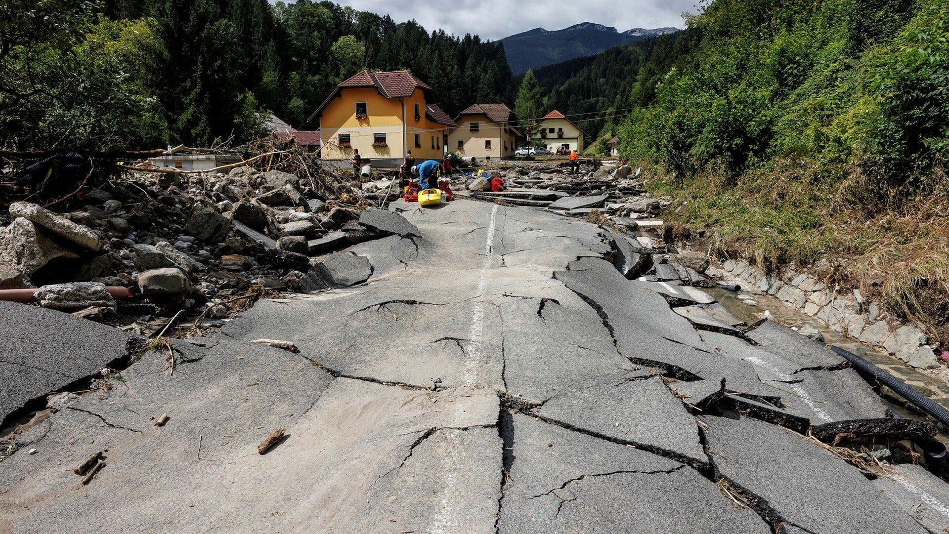 En totalförstörd väg i Raduha i Slovenien, efter att översvämningar drabbat två tredjedelar av landet.