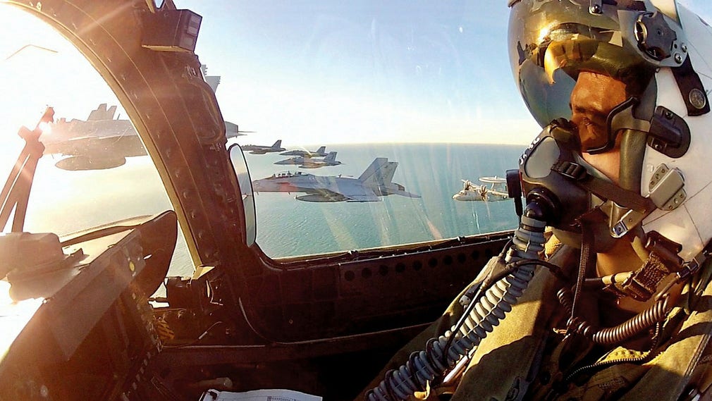 Ryan Greaves nel suo aereo da caccia.