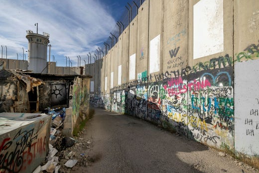 Muren som skiller Israel fra den palestinske Vestbredden hindrer fri passasje mellom Betlehem og Jerusalem.