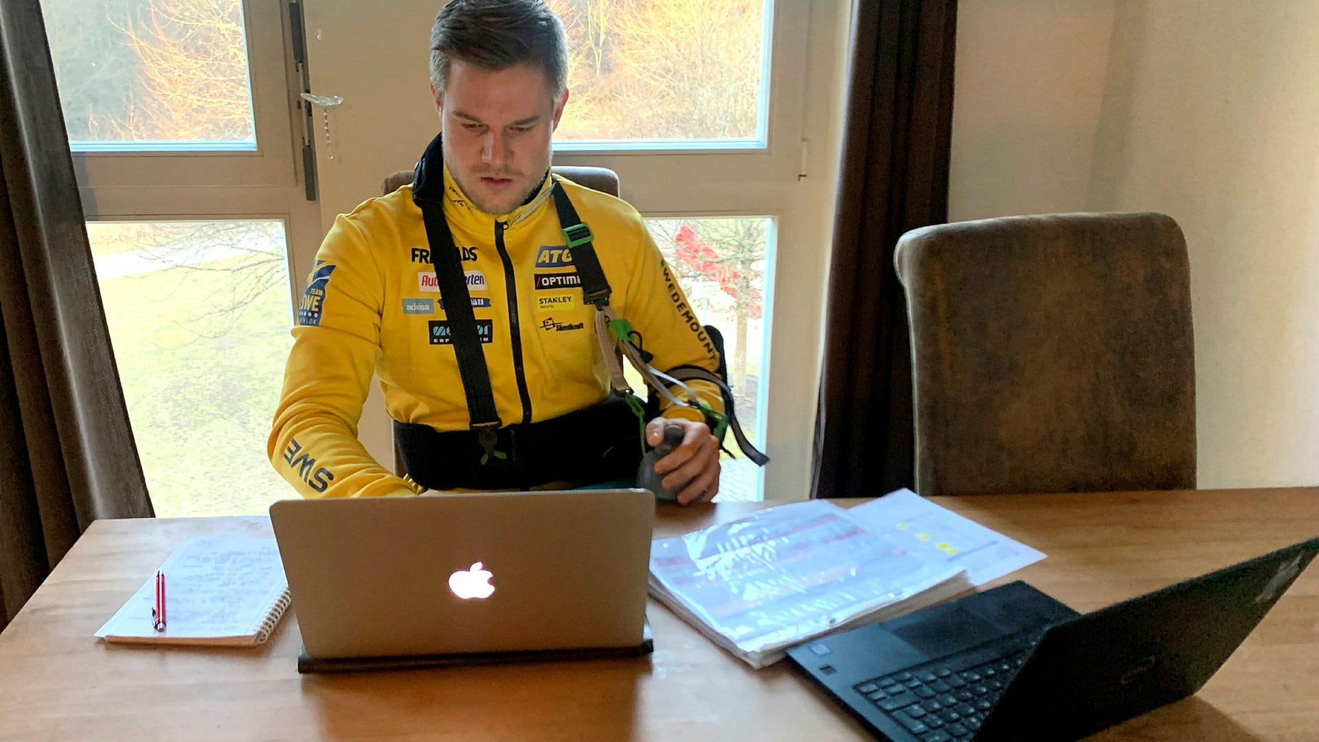 Johannes Lukas med sina statistikfiler och datorer under VM i Slovenien ifjol, då han delvis styrde skidskyttarna hemifrån München på grund av en axelskada.