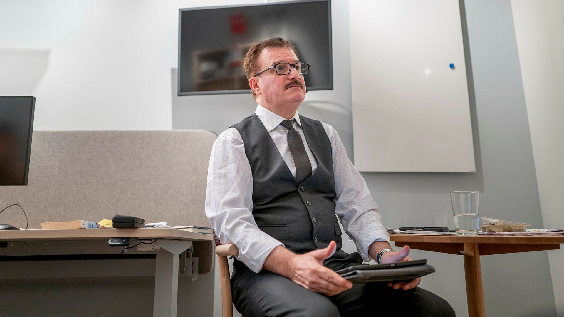 Socialdemokraterna uppmanar riksdagsledamoten Jamal El-Haj att lämna sin post.