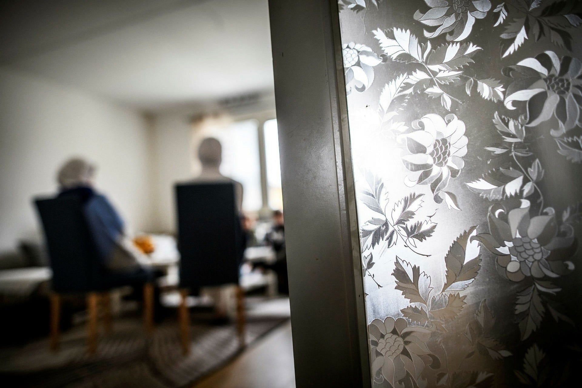 Amirs föräldrar har beslutsångest. De har fått ett utvisningsbeslut men söker desperat efter lösningar för att få stanna.