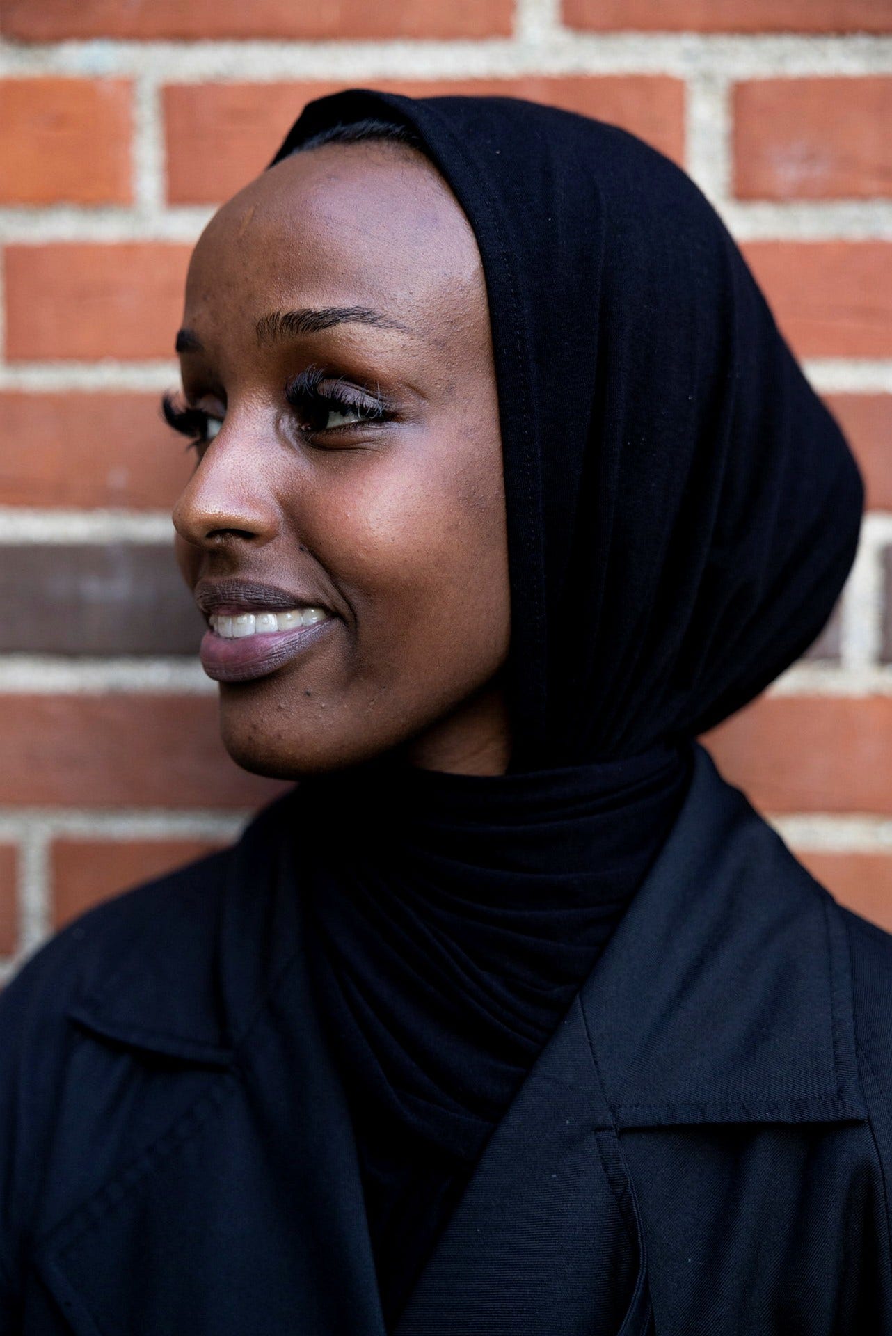 22-åriga röntgensköterskestudenten Maryam Adan har levt i Danmark i hela sitt liv, men klassas som ”ickevästlig ättling” eftersom hennes mamma är född i Somalia. ”Jag hade aldrig hört de här begreppen – ickevästlig och västlig – innan 'ghettolagen' kom och de började prata om att bostäder här skulle renoveras och säljas”, säger hon.