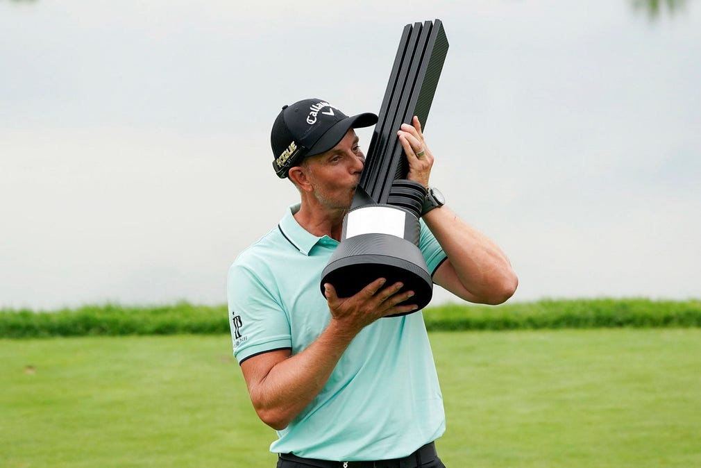 Henrik Stenson blev en vinnare direkt i sin debuttävling på den kritiserade LIV-touren i golf, som finansieras av Saudiarabiens statliga investeringsfond PIF.