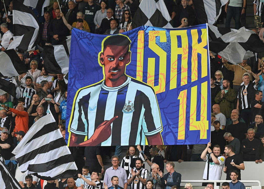 Ligalaget Newcastle ägs av Saudiarabien genom landets investeringsfond – en mångmiljardaffär. Klubbens fans håller upp en banderoll med svenske Alexander Isak, en stjärnspelare som kunnat värvas tack vare de saudiska pengarna.