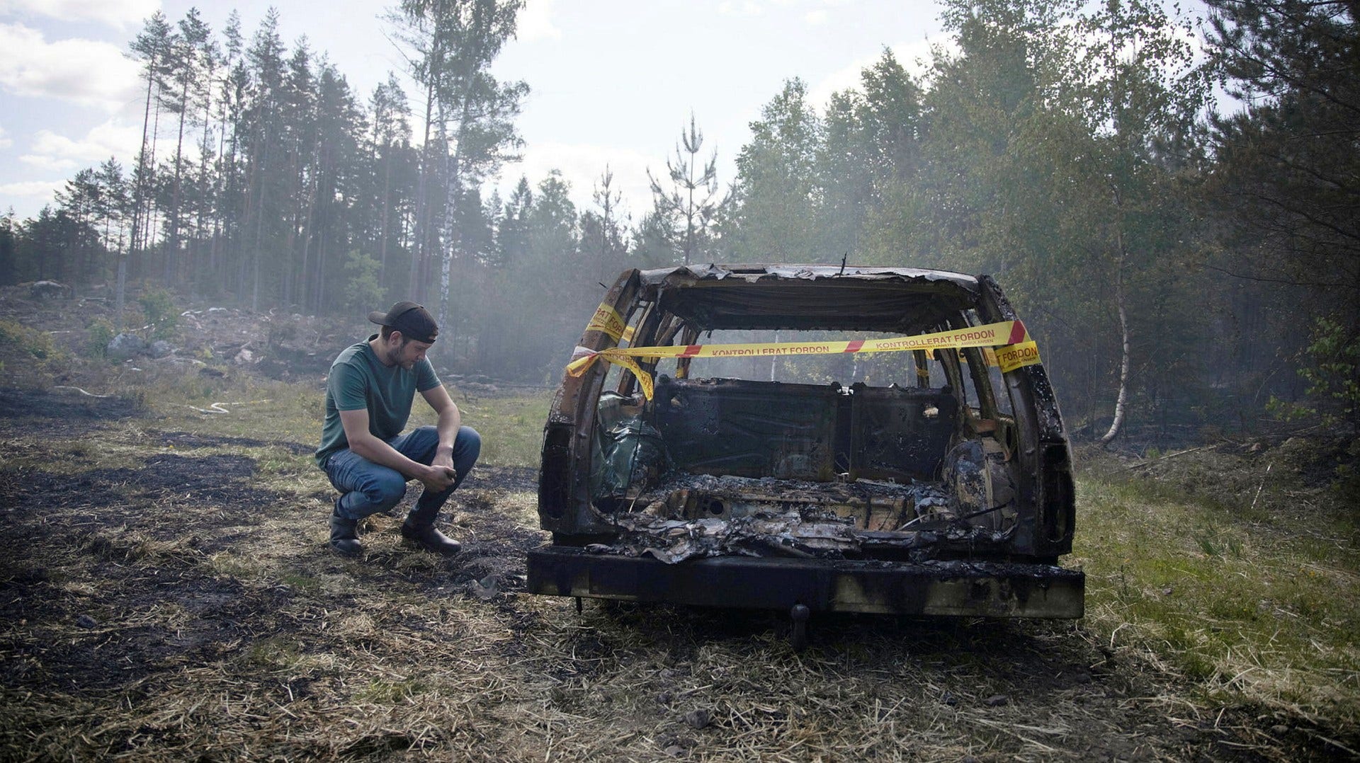 Polisen misstänker att det var en eldsvåda i en stulen bil som är källan till skogsbranden som härjat utanför Finspång på fredagsförmiddagen.